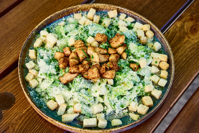 Caesar salát s kuřecím masem a krutony stojí 219 korun. 