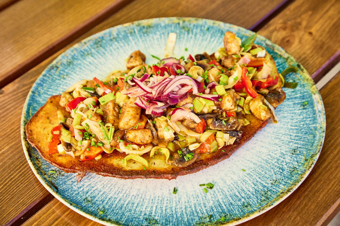 Vyhlášený pokrm podniku, pikantní Čertovské ragú v bramboráku. Stojí 279 korun. 