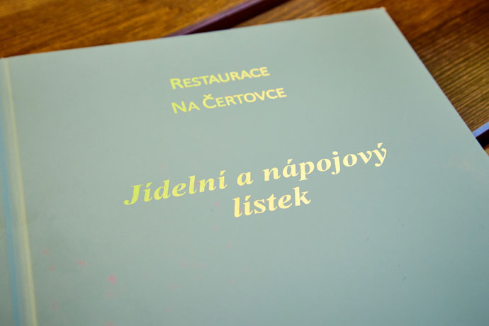Jídelní lístek zatím testuje pokrmy od Zdeňka Pohlreicha, do budoucna chce majitel dodat vlastní recepty. 
