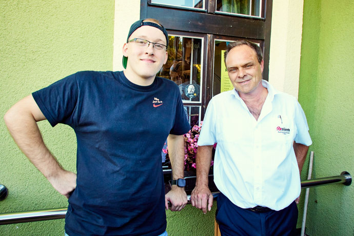 Majitel David s číšníkem z restaurace Na Čertovce.
