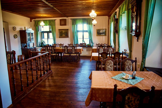 Interiér restaurace teď vypadá čistě a útulně. 