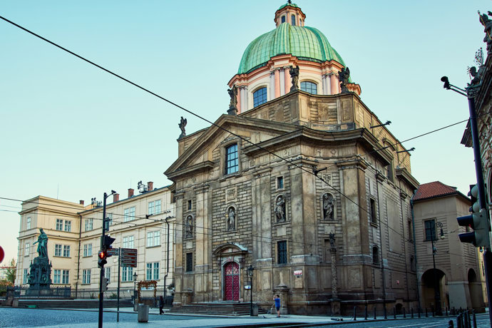 Dan Brown píše v nové knize i o pražském kostelu svatého Františka z Assisi.