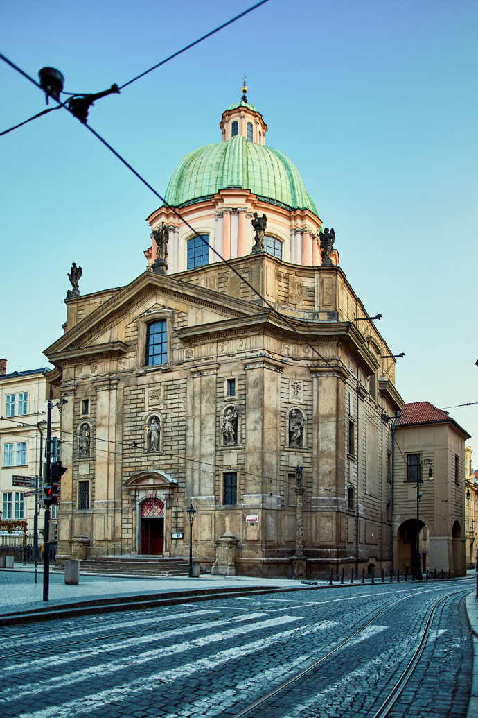 Dan Brown píše v nové knize i o pražském kostelu svatého Františka z Assisi.