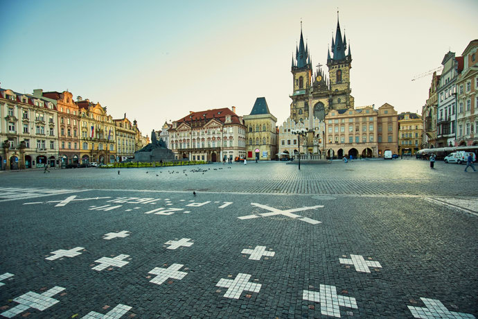 Staroměstské náměstí se objevuje v nové knize Dana Browna.