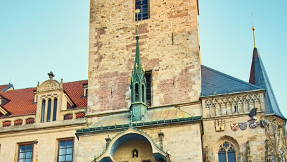 FOTO: Staroměstské náměstí se objevuje v nové knize Dana Browna. Stejně tak i orloj.