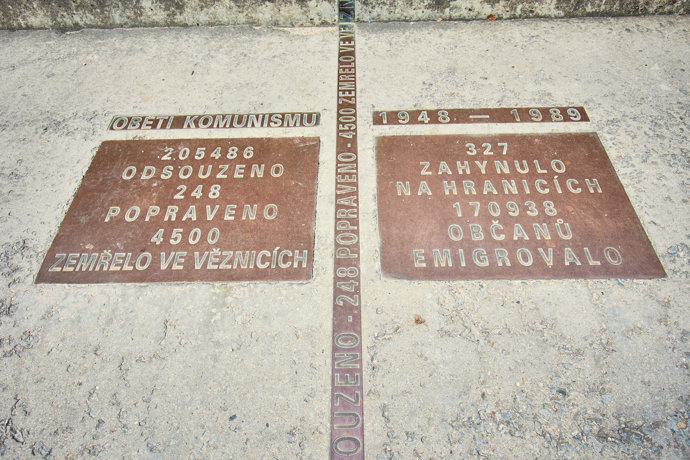 Památník obětem komunismu na pražském Újezdě se objevuje v nové knize Dana Browna.