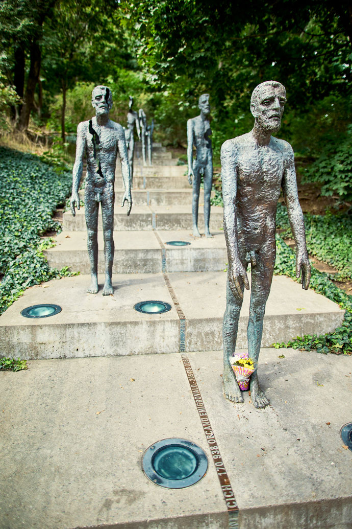 Památník obětem komunismu na pražském Újezdě se objevuje v nové knize Dana Browna.