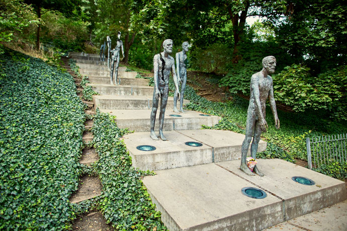 Památník obětem komunismu na pražském Újezdě se objevuje v nové knize Dana Browna.