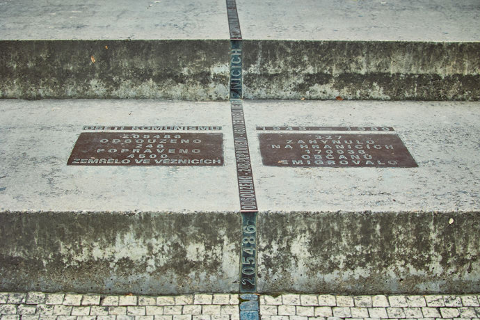 Památník obětem komunismu na pražském Újezdě se objevuje v nové knize Dana Browna.