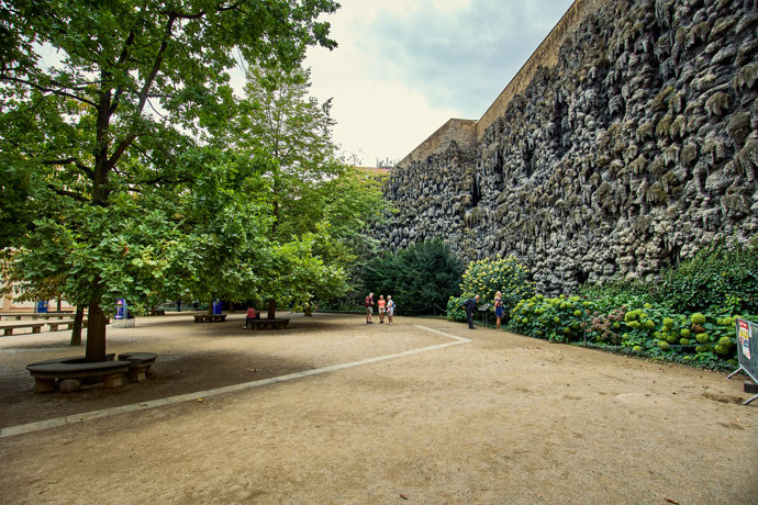 Krápníková stěna ve Valdštejnské zahradě se objevuje v nové knize Dana Browna.
