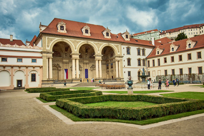 Valdštejnská zahrada se objevuje v nové knize Dana Browna.