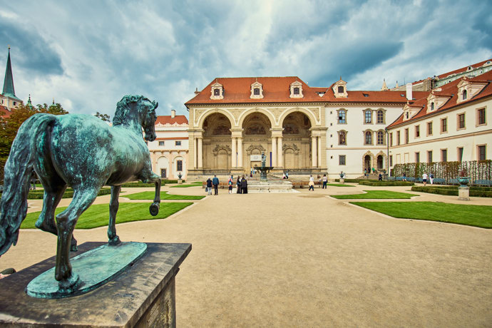 Valdštejnská zahrada se objevuje v nové knize Dana Browna.