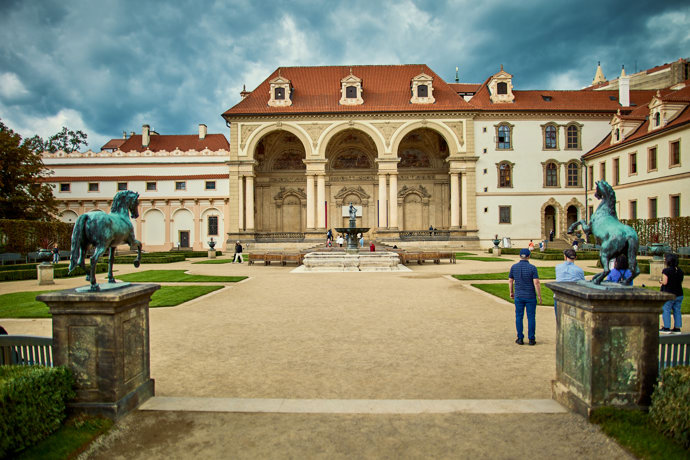 Valdštejnská zahrada se objevuje v nové knize Dana Browna.