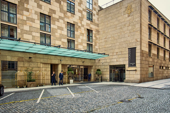 V hotelu Four Seasons je ubytovaná knižní postava symbologa Roberta Langdona.