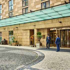 V hotelu Four Seasons je ubytovaná knižní postava symbologa Roberta Langdona.