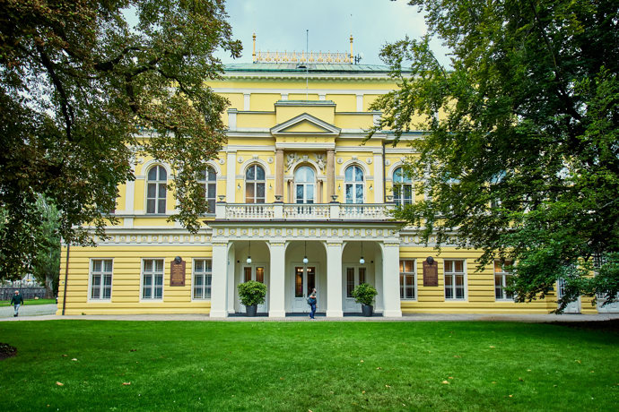 Stejně tak i palác Žofín.