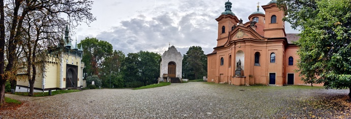 Kostel sv. Vavřince, Zrcadlové bludiště a kaple Kalvárie na Petříně.