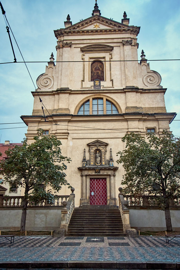 Během procházky Prahou vezme Langdon svou kamarádku Katherine do chrámu Panny Marie Vítězné.
