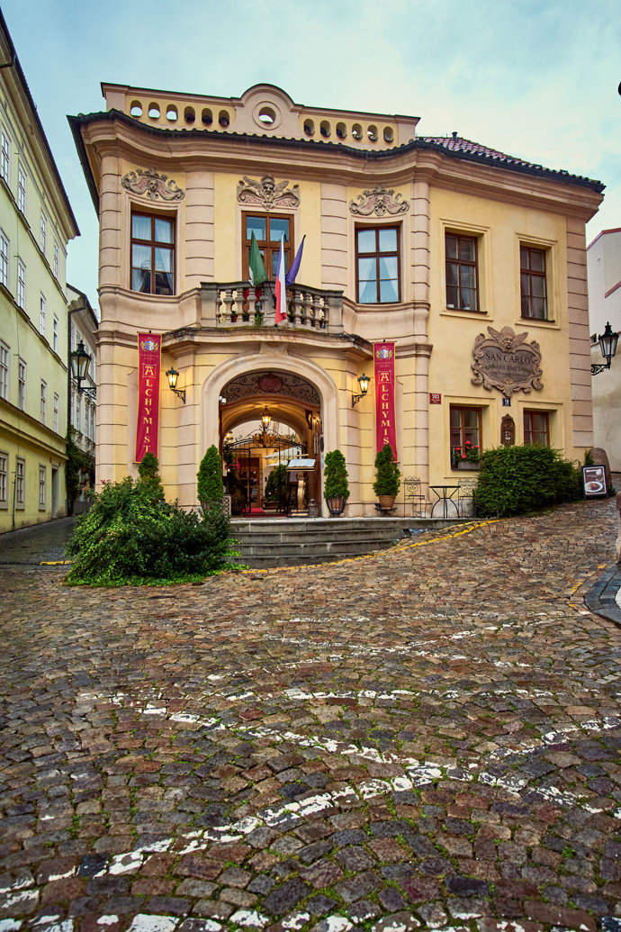 Z rezidence velvyslankyně USA zamíří Langdon do Hotelu Alchymist.