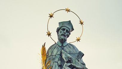 FOTO: Socha světce Jana Nepomuckého na Karlově mostě.