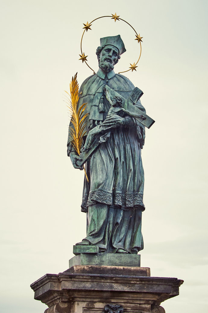 Socha světce Jana Nepomuckého na Karlově mostě.