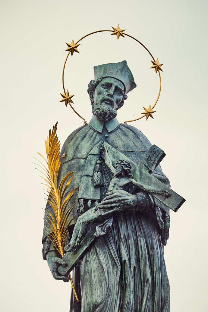 Detail sochy světce Jana Nepomuckého na Karlově mostě.
