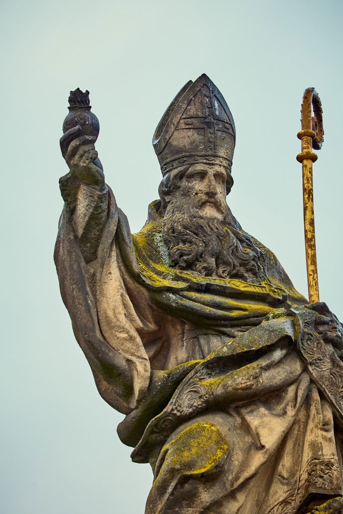 Detail sochy svatého Augustina na Karlově mostě v Praze.