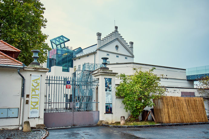 Kroky Roberta Langdona míří i na pražskou Kampu, kde míjí například Muzeum Kampa.