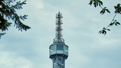 FOTO: Petřínská rozhledna se objevuje v nové knize Dana Browna.