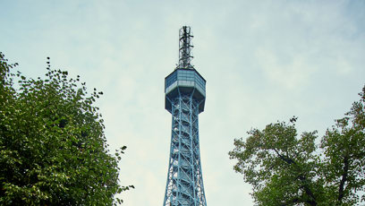 FOTO: Petřínská rozhledna se objevuje v nové knize Dana Browna.