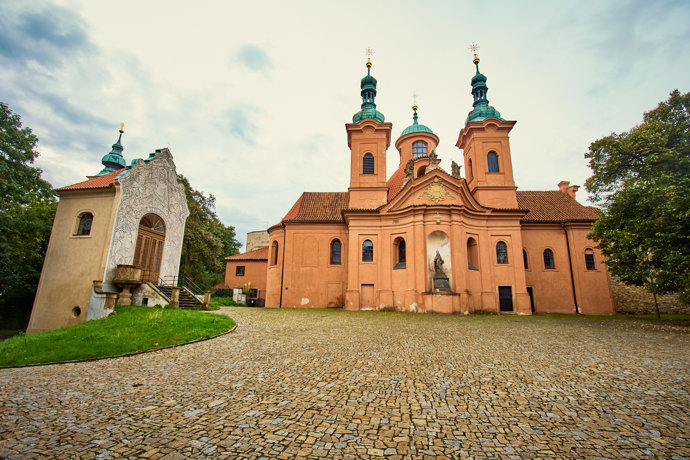 Kostel sv. Vavřince a kaple Kalvárie na Petříně.
