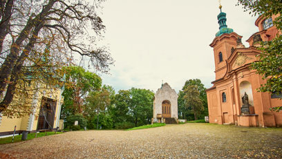 FOTO: Kostel sv. Vavřince, Zrcadlové bludiště a kaple Kalvárie na Petříně.