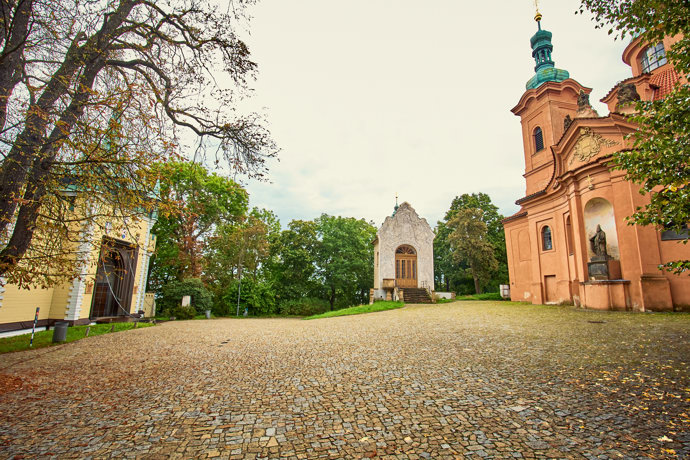 Kostel sv. Vavřince, Zrcadlové bludiště a kaple Kalvárie na Petříně.