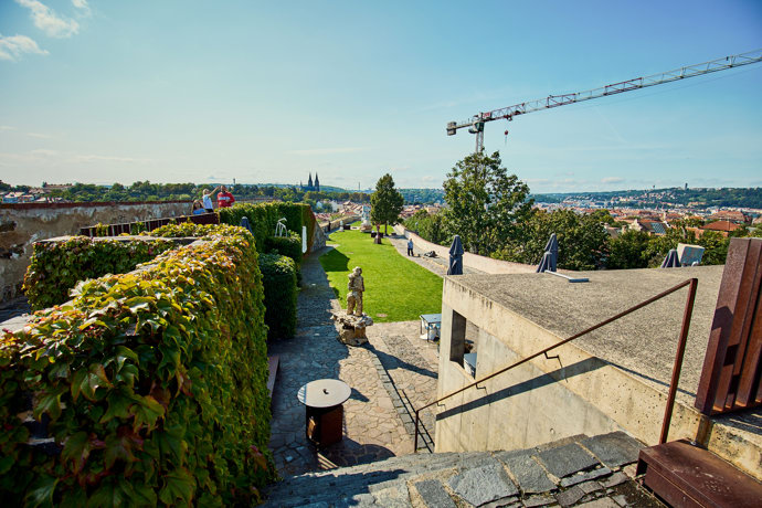 Samotné jádro Brownova příběhu se odehrává mezi bastionem U Božích muk a parkem Folimanka.