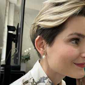 Martina Viktorie Kopecká má od stejné designérky také perlové náušnice. 