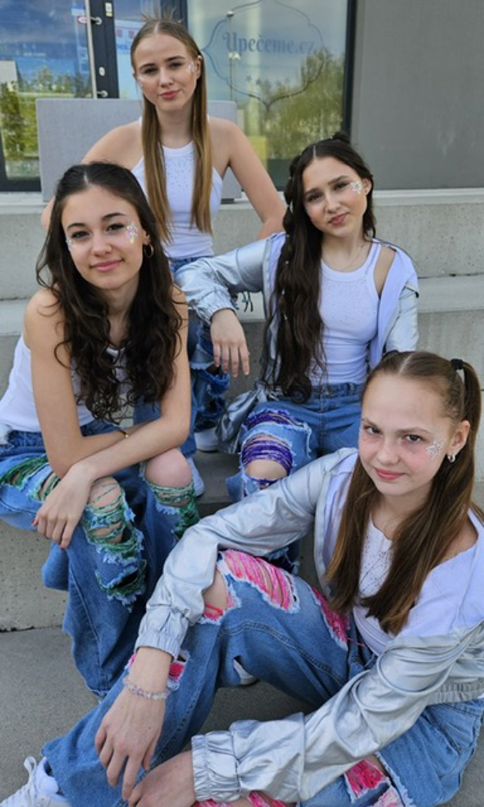Mezi stylové teenagerky se řadí také dívčí skupina Rebelky.