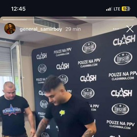 Samir na vážení vytáhl zbraň.