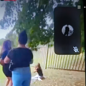 Jedna z dívek ležela po bitce na zemi.