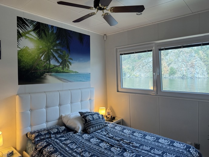 I z ložnice je krásný výhled na krajinu.