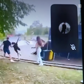 Muž dívku prudce srazil na zem.