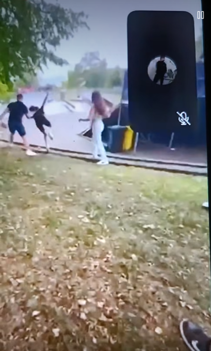 Muž dívku prudce srazil na zem.