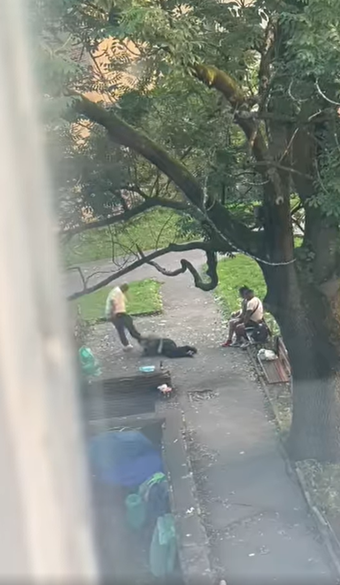 Muž do ženy následně kopal.