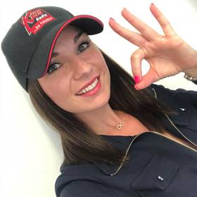 Moderátorka Bára Tlučhořová přišla v důsledku nemoci a několika operací o zrak. 