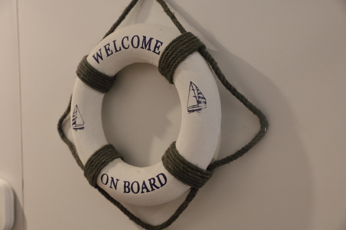 Záchranný kruh je také jednou z dekorací.