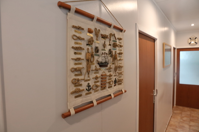 Chodby na hausbótu jsou zdobené vodními či mořskými motivy.