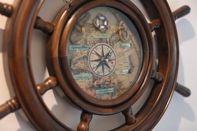 Krásné starožitné kormidlo s kompasem