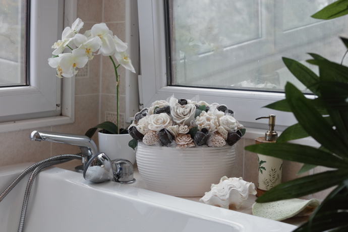 Dekorace v koupelně měla znovu na starosti Helena Vondráčková. 