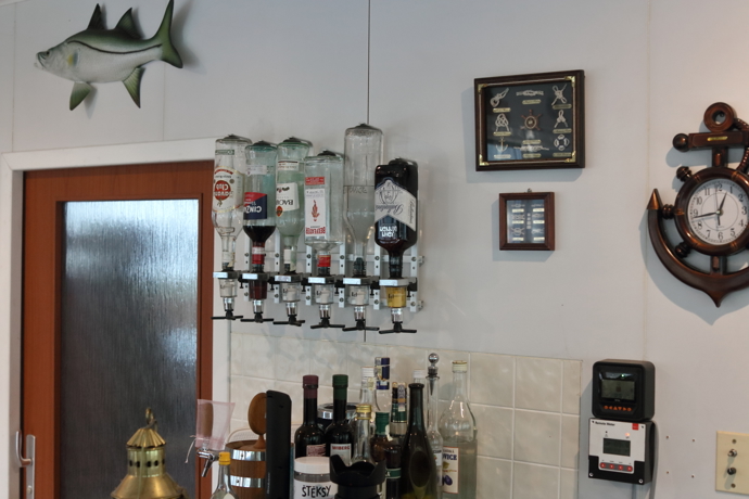 Pro návštěvy je připraveno několik druhů alkoholu, které se dají umíchat nejen do drinků. 