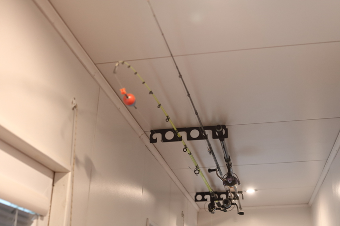 ...a úložný prostor pro ně je i uvnitř hausbótu, kde jsou chytře umístěné v držáku u stropu.