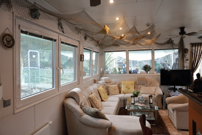 Obývák hausbótu Heleny Vondráčkové - vévodí mu rohová sedacka.